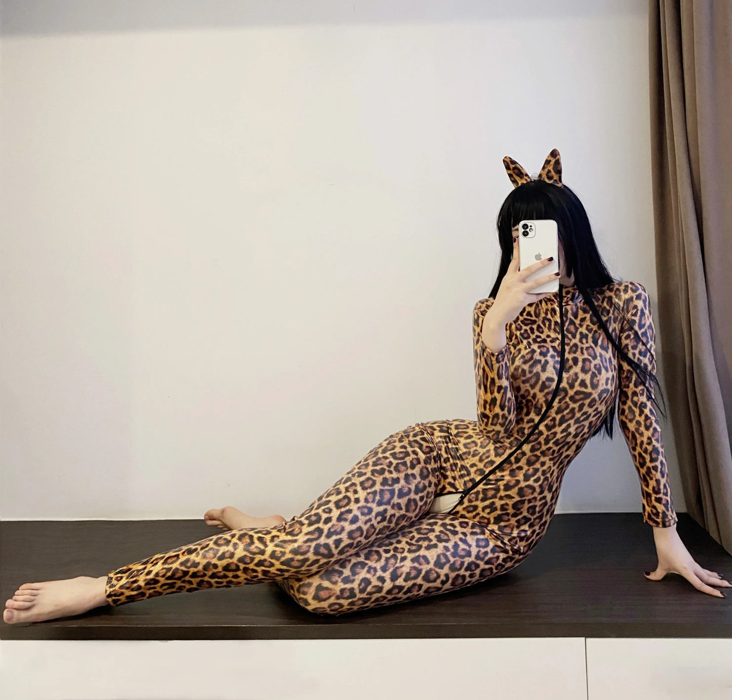 "Wild Prowler" – Bodysuit Léopard Brillant à Ouverture Sexy