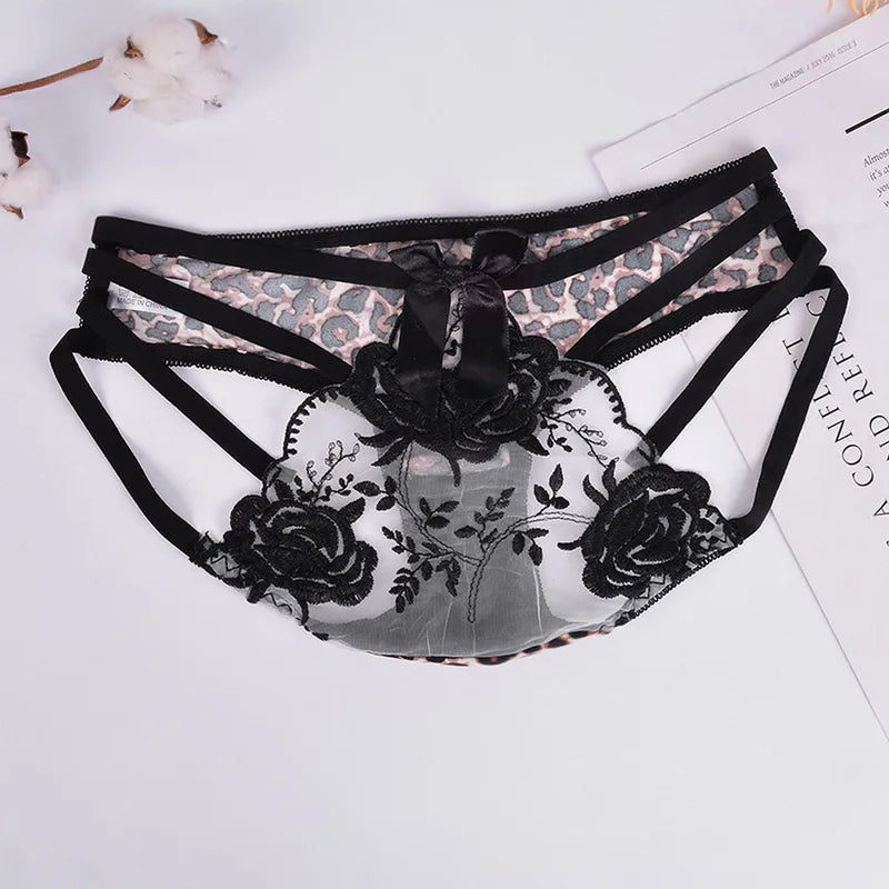 "Feline Chic" – String Léopard & Dentelle Ultra Sexy