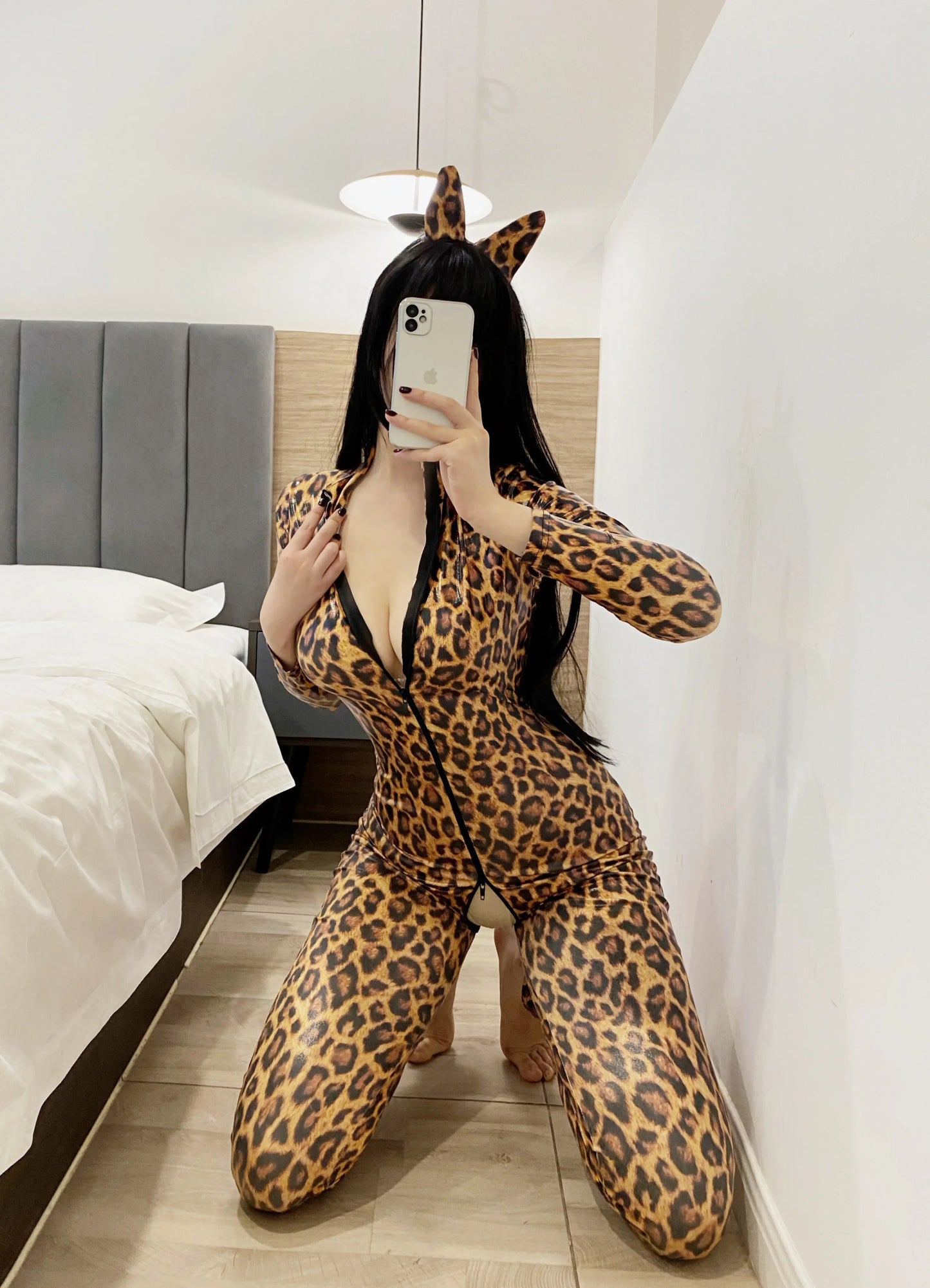 "Wild Prowler" – Bodysuit Léopard Brillant à Ouverture Sexy