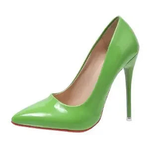 "Élégance Rouge" – L'Escarpin Iconique au Charme Incomparable