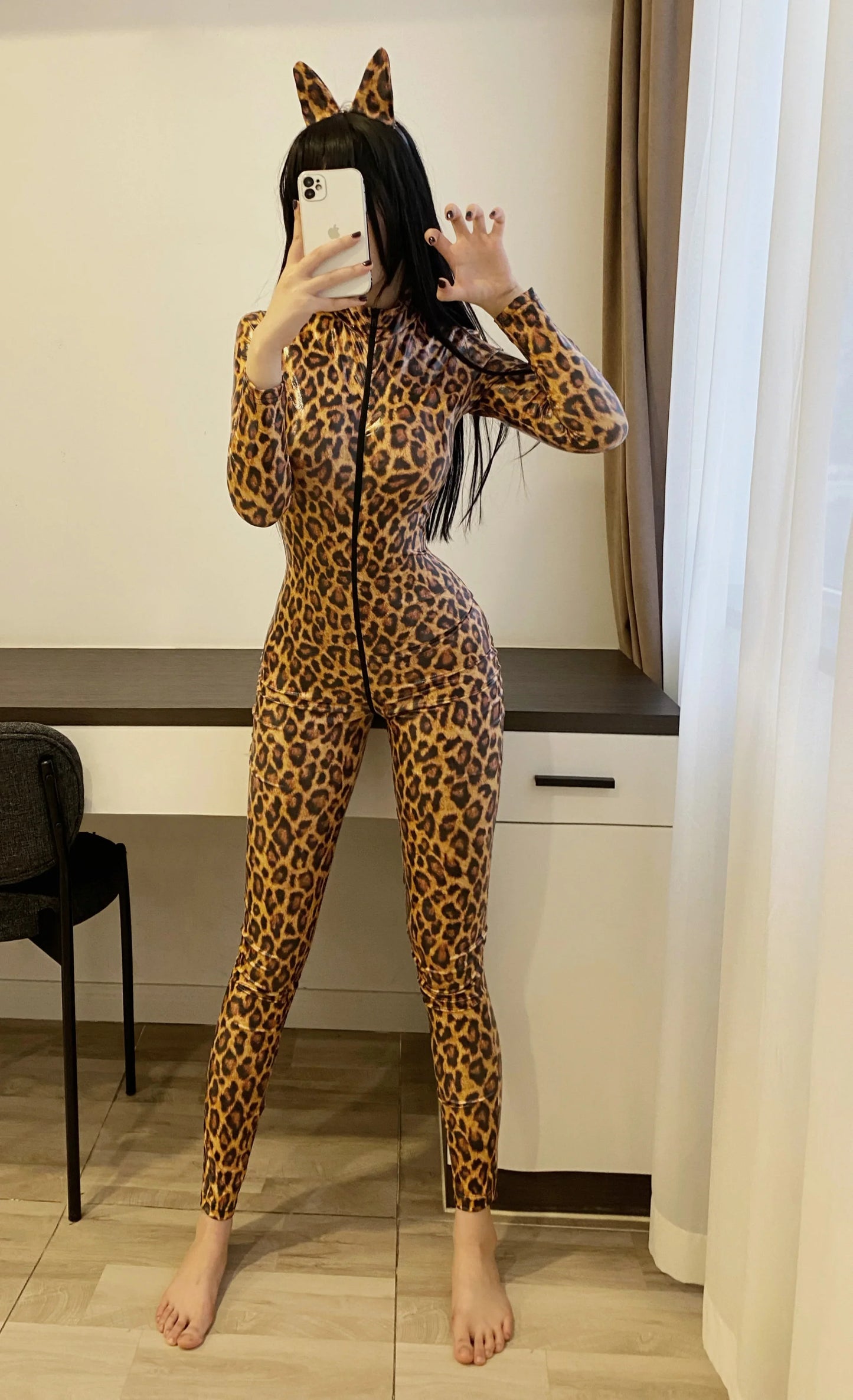 "Wild Prowler" – Bodysuit Léopard Brillant à Ouverture Sexy