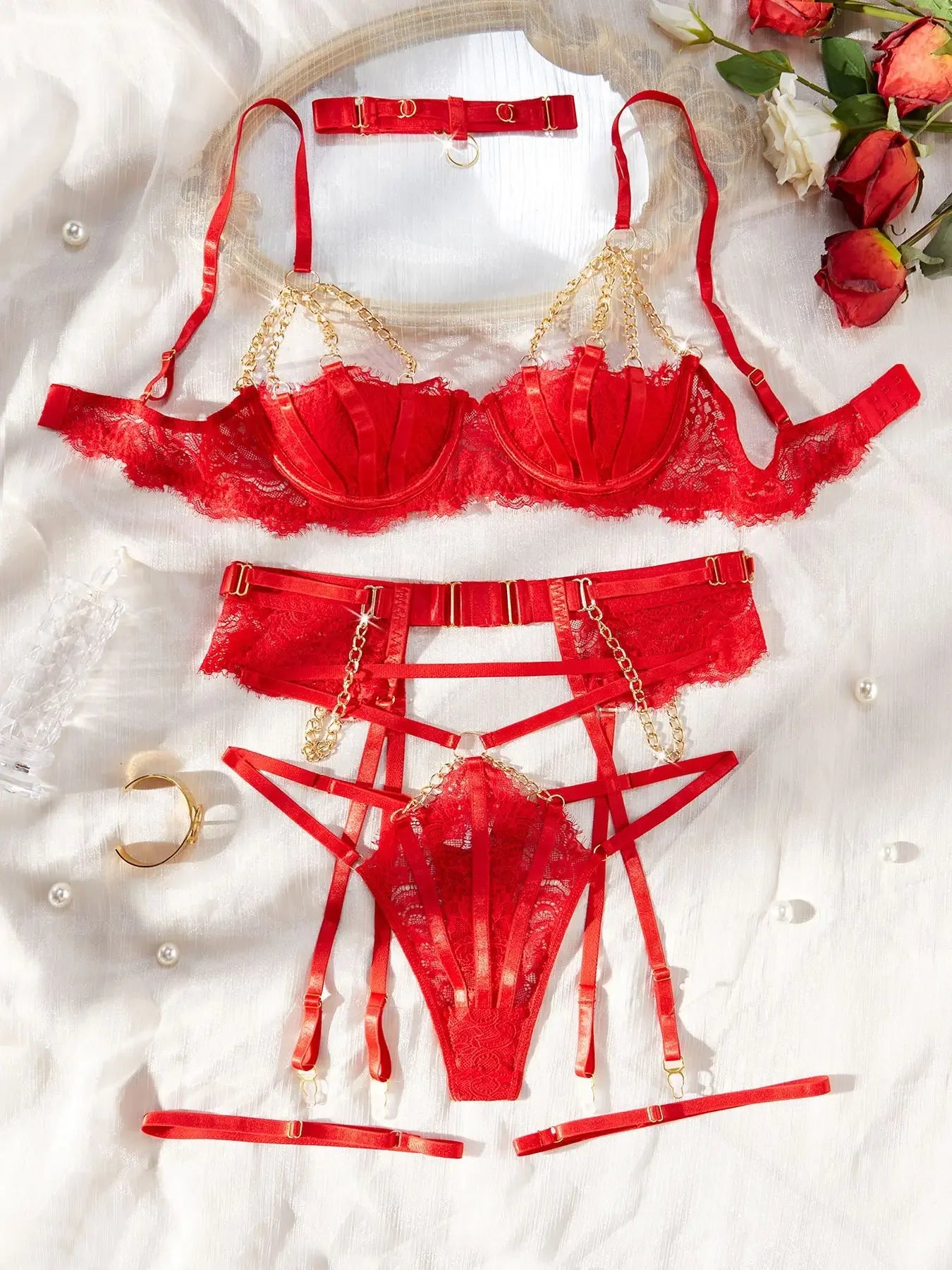 "Luxe Desire" – Ensemble Lingerie avec Chaîne Métallique et Dentelle