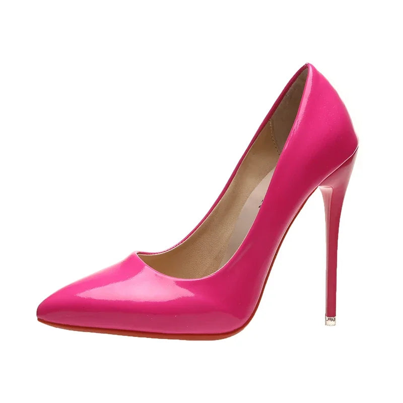 "Élégance Rouge" – L'Escarpin Iconique au Charme Incomparable